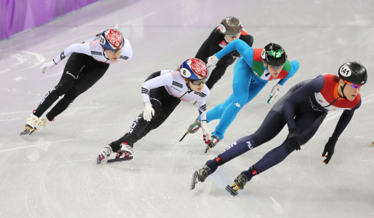 [올림픽] 결승선을 향해  17일 강원 강릉 아이스아레나에서 열린 2018평창동계올림픽 쇼트트랙 여자 1,500m 결승전에서 한국의 최민정과 김아랑이 역주하고 있다. 2018.2.17